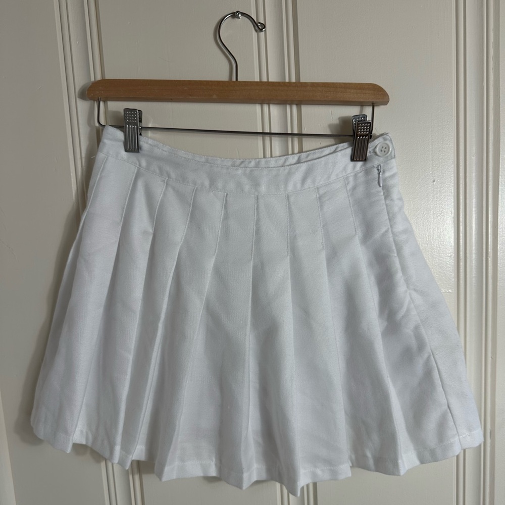 Forever 21 white pleated mini skort skirt. Size Medium.